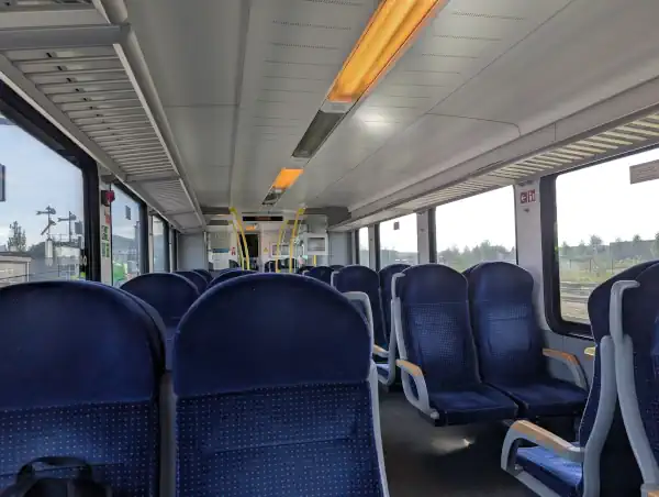 Arriva RRReis RS32 Innenraum vom Stadler GTW Triebwagen mit blauen Sitzen und einer weißen Decke.