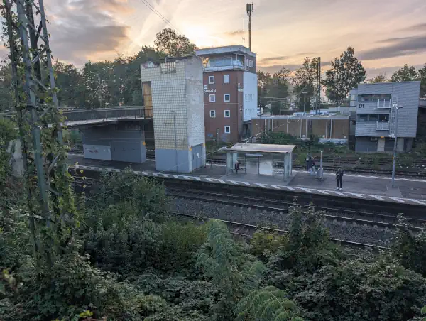 Dülmen am frühen Morgen Blick auf Gleis 1 und 2 des Kreuzungsbahnhofs mit dem Stellwerk