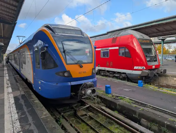 Gleise der Eisenbahnen mit einer Regionalbahn RB5 in Kassel Hauptbahnhof sowie eines Doppelstockwagens der Linie RE30 nach Frankfurt am Main Hauptbahnhof