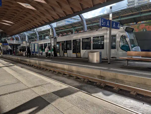 Eine RegioTram im Hauptbahnhof von Kassel, die in den kleinen Tunnel einfährt und dann auf der anderen Seite ans Tageslicht zurückkehrt.