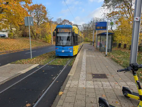 Kassel Wolfsanger der Linie 7 Endhaltestelle am Fluß Fulda im Herbstlaub