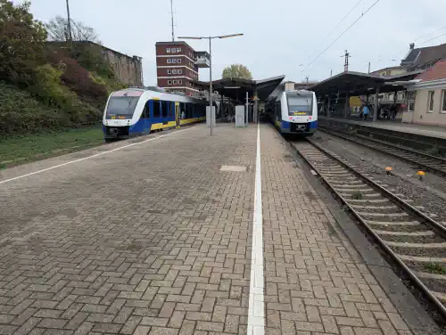 Regionalbahn RB 58 auf der rechten Seite im Hauptbahnhof von Osnabrück. Auf linken Seiten befindet sich ein Regional-Express der Linie RE18 nach Wilhelmshaven