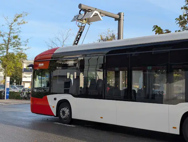 Vreden Busbahnhof Elektrobus mit einem Stromabnehmer am Ziel der Linie S70 der RVM, Regionalverkehr Münsterland