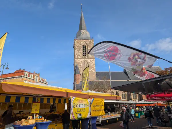 Winterswijk mit der Jacobskerk am Marktplatz während die Marktbuden stehen.