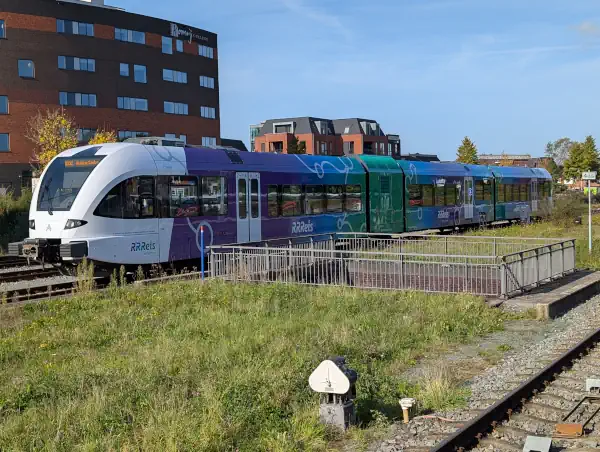 Winterswijk mit einem Stadler GTW Triebwagen auf einem Abstellgleis.
RRReis fährt hier mit zwei Linien.